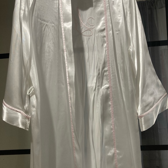 Mrs. Robe - Picture 2 of 2